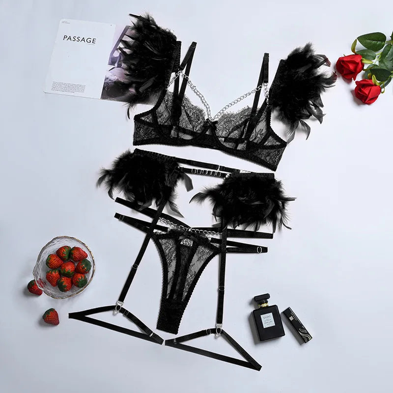 Plumes Sensuelles – Ensemble Lingerie 3 Pièces : Soutien-Gorge Transparent en Dentelle, Chaîne et Porte-Jarretelles