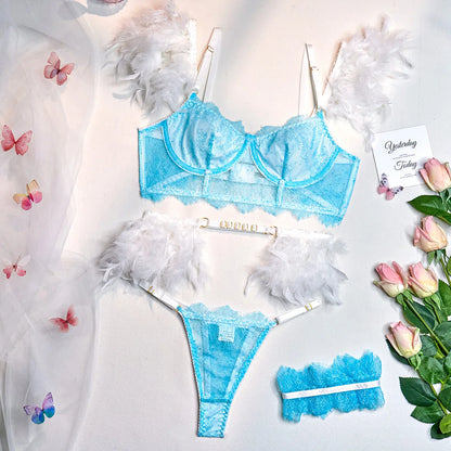 Plumes Sensuelles – Ensemble Lingerie 3 Pièces : Soutien-Gorge Transparent en Dentelle, Chaîne et Porte-Jarretelles