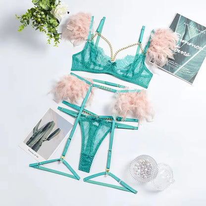 Plumes Sensuelles – Ensemble Lingerie 3 Pièces : Soutien-Gorge Transparent en Dentelle, Chaîne et Porte-Jarretelles