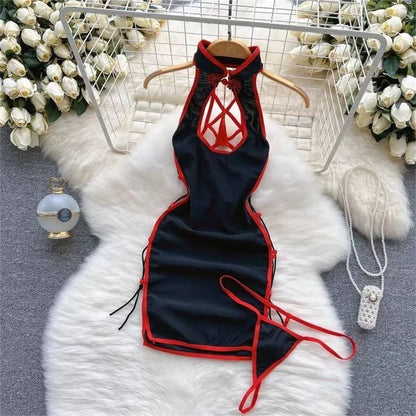 Rêve de Noël – Robe Sexy Rouge en Velours avec Col Halter et Détails en Fourrure