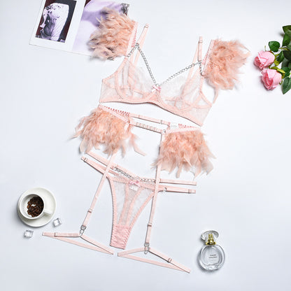 Plumes Sensuelles – Ensemble Lingerie 3 Pièces : Soutien-Gorge Transparent en Dentelle, Chaîne et Porte-Jarretelles