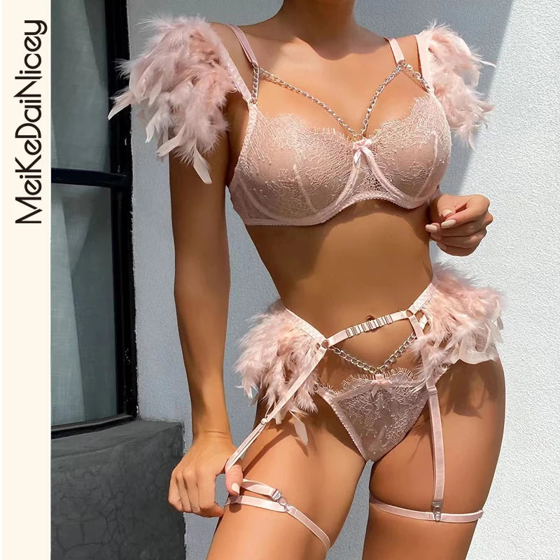 Plumes Sensuelles – Ensemble Lingerie 3 Pièces : Soutien-Gorge Transparent en Dentelle, Chaîne et Porte-Jarretelles