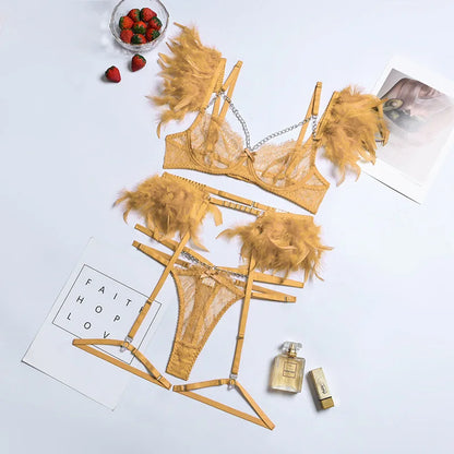 Plumes Sensuelles – Ensemble Lingerie 3 Pièces : Soutien-Gorge Transparent en Dentelle, Chaîne et Porte-Jarretelles